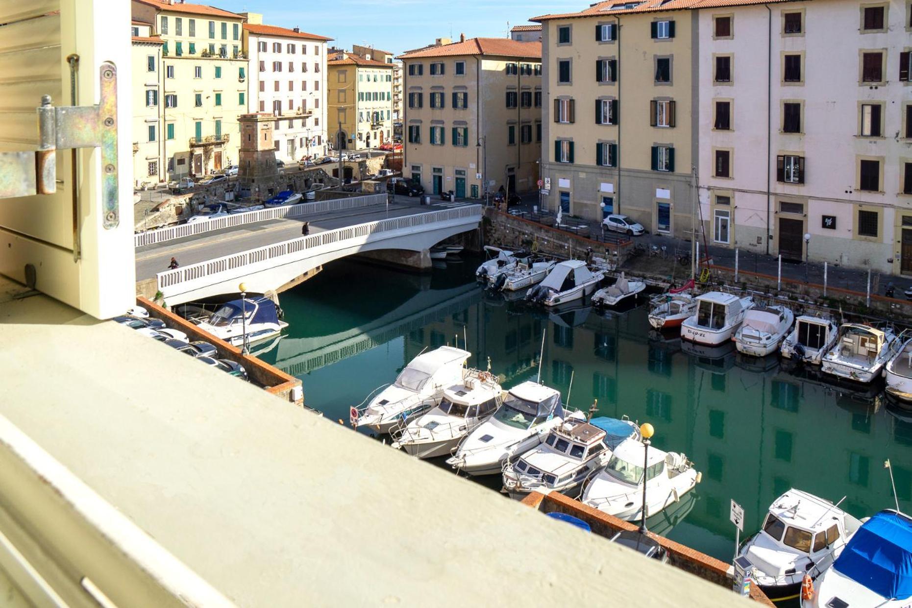 Near The Port-Elegante Appartamento Con Vista Sui Canali Livorno Exteriör bild