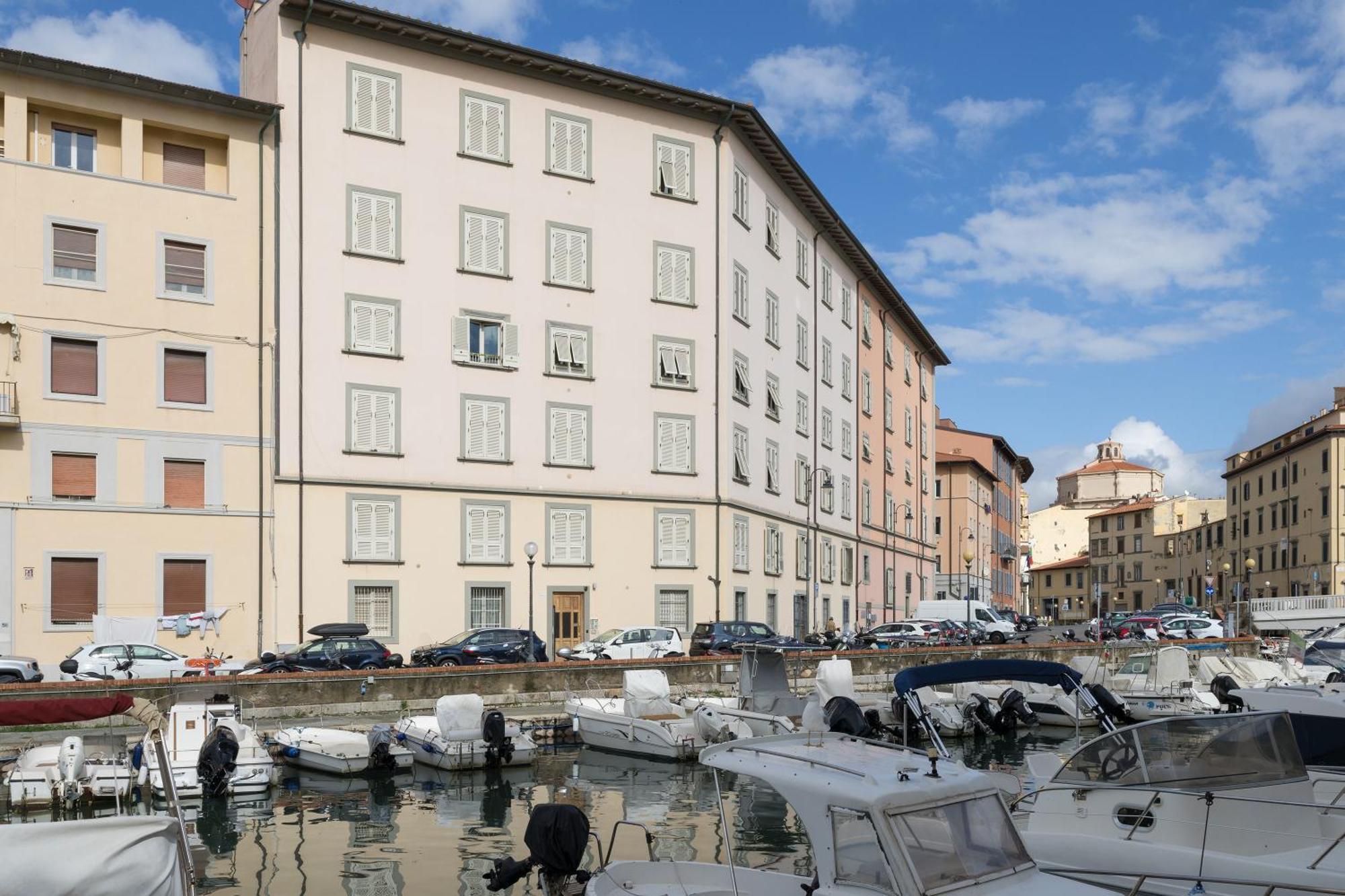 Near The Port-Elegante Appartamento Con Vista Sui Canali Livorno Exteriör bild