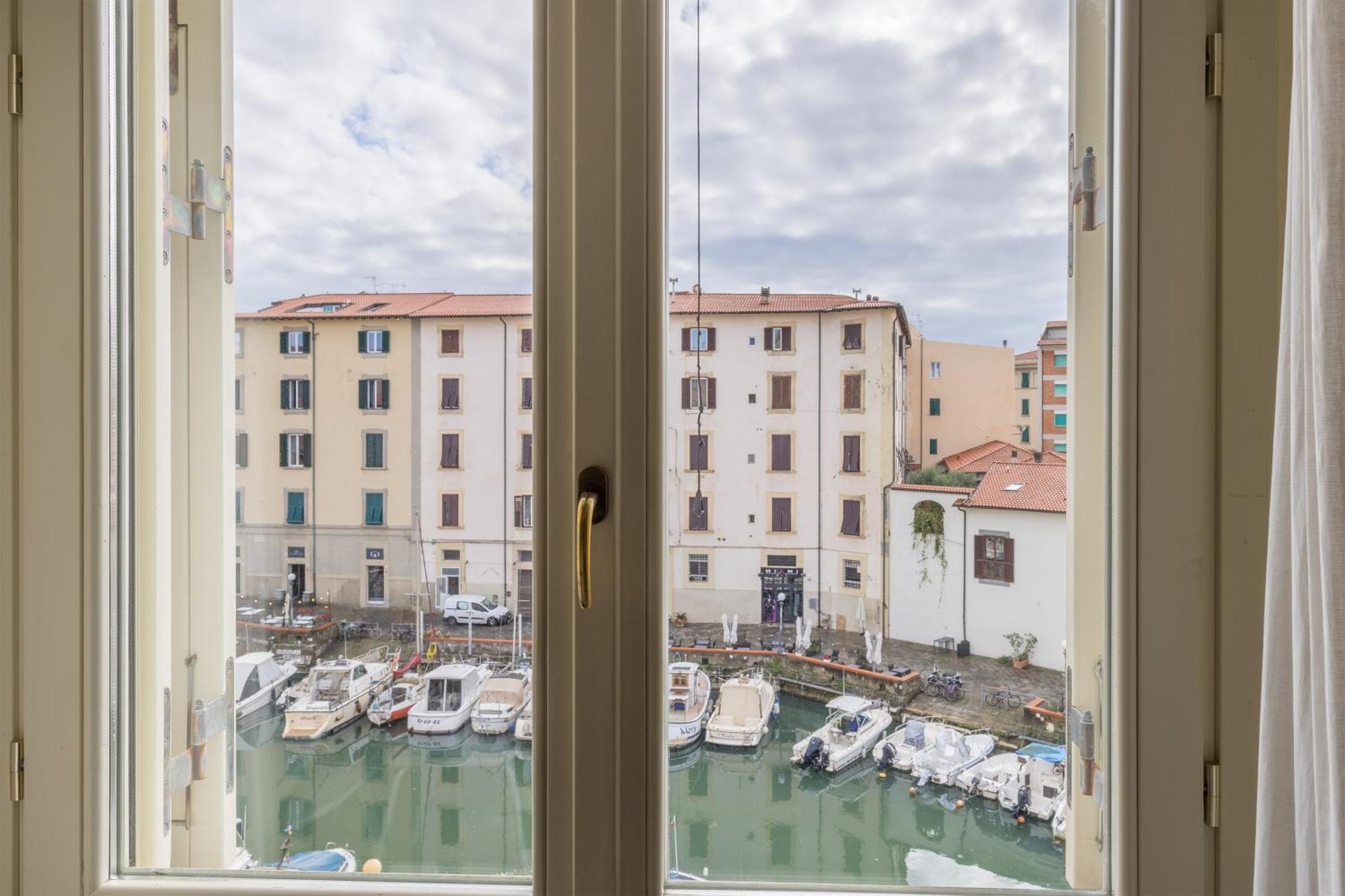 Near The Port-Elegante Appartamento Con Vista Sui Canali Livorno Exteriör bild